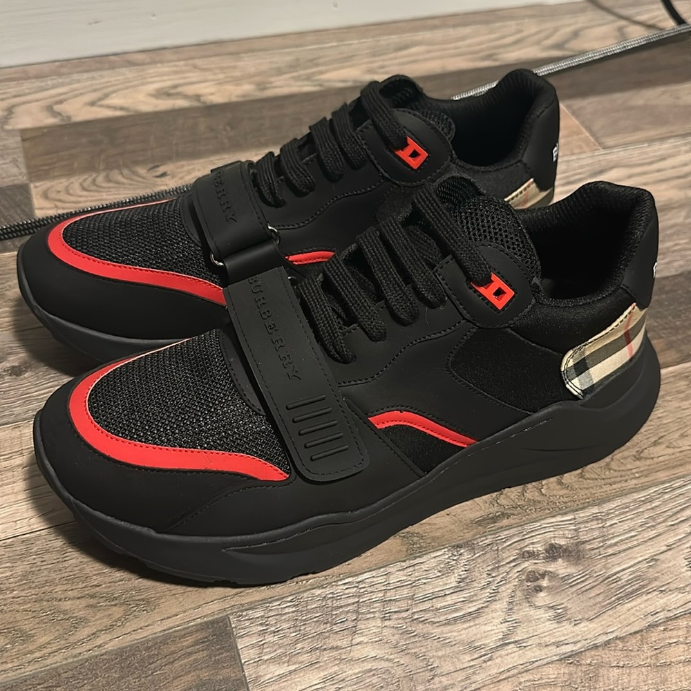 Size 10 US Burberry shoes. Like new, only worn 2x.